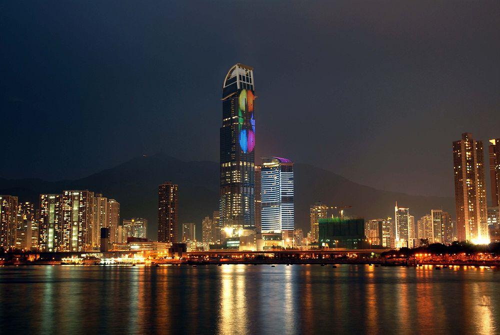 荃湾西如⼼酒店 香港 外观 照片 View of the International Finance Centre at night