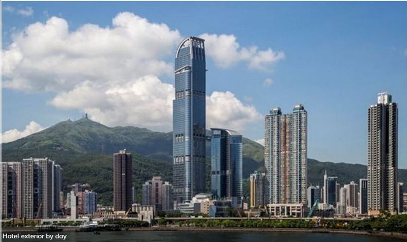 荃湾西如⼼酒店 香港 外观 照片 View of the complex from Victoria Harbour